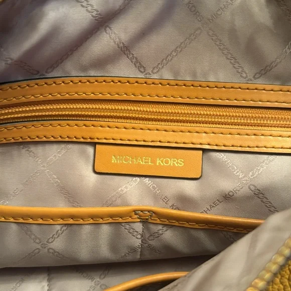 Michael Kors two-way shoulder bag and matching wallet with optional strap. - Picture 7 of 13